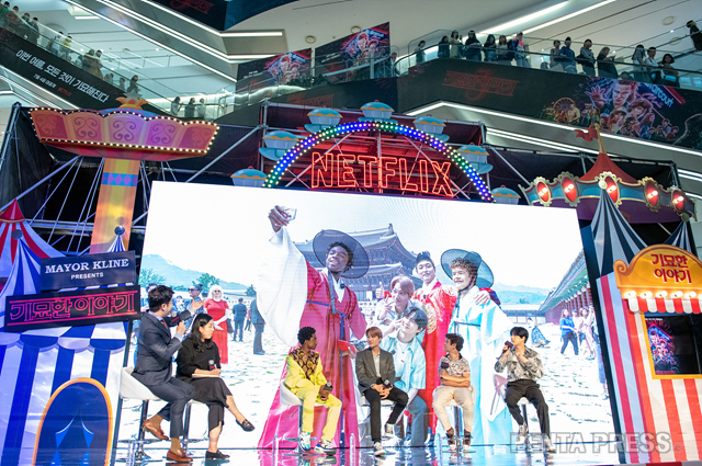 Korea Tourism Features Caleb McLaughlin, EXO Kai, Gayton Matarazo, EXO Protector.A fan event of Strange Story 3 was held at Time Square in Yeongdeungpo, Seoul.Series stars Gayton Matarazo and Caleb McLaughlin have had a great time with Korean fans on the red carpet, talk and games.Is a popular Netflix drama series set in the United States in the 80s, winning 74, 75 Golden Globe Award for Best Picture, Fox and Best Actor.Season 1 of 2016 and Season 2 of 2017 will be followed by Season 3 of July 4, 2019.A novel view of the world -Correction, Deletion, and Other Inquiries