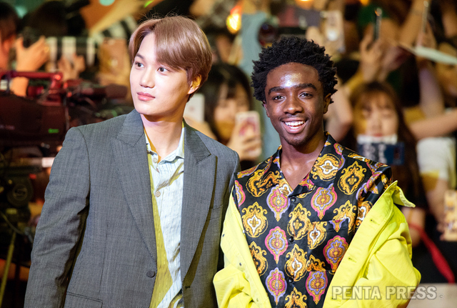 EXO Kai and Caleb McLaughlin pose.A fan event of Strange Story 3 was held at Time Square in Yeongdeungpo, Seoul.Series stars Gayton Matarazo and Caleb McLaughlin had a great time with Korean fans on the red carpet, talk and games.Is a popular Netflix drama series set in the United States in the 80s, winning 74, 75 Golden Globe Award for Best Picture, Fox and Best Actor.Season 1 of 2016 and Season 2 of 2017 will be followed by Season 3 of July 4, 2019.A novel view of the world -Correction, Deletion, and Other Inquiries