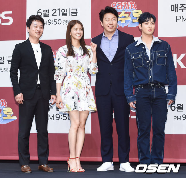 On the 21st, KBS2 new entertainment program Ura Cha Mansuro production presentation was held at Ramada Hotel in Sindorim, Seoul.Uracha Cha Mansuro featured actor Kim Su-ros dream of becoming a club owner by acquiring Chelsea Rovers in the 13th Division of English Football towards a new dream.The cast except EXO Kai are posing