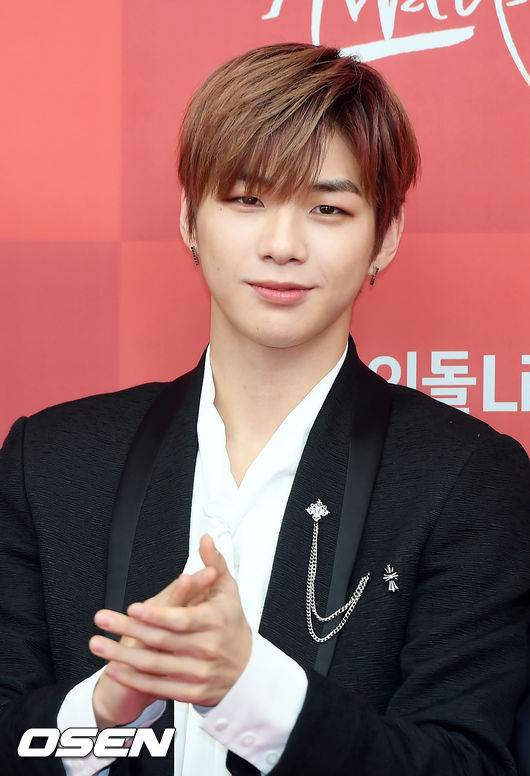 Kang Daniels solo debut is imminent.On the 21st, Kang Daniel took a solo debut album jacket on the 20th, and it was at the end of the album work.Also on the album, it was reported that the hit-producing team Devine Channel participated.Divine Channel worked with top K-pop artists such as BTS Burning and Exo El Dorado.Kang Daniels album is also expected to contain songs that can capture the hearts of the public.As such, Kang Daniel is spurring preparations for his solo debut, as well as having a meeting with a record distributor recently.Earlier, Kang Daniel announced the establishment of Connect Entertainment on October 10, raising fans expectations. On the previous day, SNS live broadcasts said, We are preparing solo albums.I will participate in lyric and composition. In the meantime, Kang Daniel is expected to come out with a solo debut album that is highly complete by collaborating with Divine Channel.Expectations are high on what kind of music Kang Daniel will meet fans and how amazing he will boast.Meanwhile, Kang Daniel won the final number one spot in Mnet Produce 101 Season 2 in 2017 and became a Wanna One centerDB