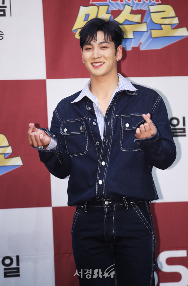 Comprehensive] For football and dream Racha Mansuro Kim Su-ro and Lee Si-young  BaekhoIt is not a soccer entertainment. The Life Real Football owner Variety, which deals with the story of Dream, will come to viewers.They were united with the keywords Football and Dream.Actor Lee Si-young, who has worked as a boxer in the past and overcomes his fear of acting, is a fan of Liverpools enthusiasm and is responsible for Chelsea Rovers finances on board the Kim Su-ro.Kai, the lead player in K-POP, a longtime Chelsea fan, takes on global director and Top Model in new dreams.In addition, Lucky, an Indian who shines in the fifth grade of the Korean Language Proficiency Test, is responsible for interpreting and cooking, and Park Moon-sung, a sports commentator and EPL expert, is expected to perform his extraordinary ability as a soccer expert.Baekho, of NUEST (NUEST), who will join later, takes on the narration in the first episode, adding fun and vitality.The producer, Yang Hyuk, wanted to move toward a healthy entertainment program that could be used to talk about dreams. Our program is about soccer, but it is not about soccer entertainment.Kim Su-ro, board members, and soccer players want to talk about the dreams of viewers. I expressed my program intentions.Kim Su-ros dream was also football, cheering on soccer players dreams. I wanted to play football, except for the only actor, he said.He said, Until I became an actor, I dreamed of becoming an actor, but I became an actor and became a soccer player while working steadily.When I signed as a owner, it was as good as when I became an actor. Kim Su-ros love of the English football Premier UEFA Champions League came from the time Park Ji-sung went.I decided Chelsea was my team because I started playing soccer, Kim Su-ro said, Park Ji-sung became fond of going to the UEFA Champions League.Kim Su-ro has acquired Chelsea Rovers, the UEFA Champions League football club in the 13th Division of English Football.The exact amount comes from the broadcast, he said, and the amount is not so large.Above all, it is the intention to support dream, so the important thing is not the amount.Kim Su-ros top-ranked prospect was Lee Si-young, a former gymnast and a former rehab worker.Lee Si-young, a soccer fan, said, No matter how hard it is for a soccer fan to go to Europe and watch the game directly.So I was self-conscious that this program would give me Europe intuition, so I was so grateful for the proposal. Park Moon-sung, a commentator, said, When I first heard the story, I wondered.I have been commenting for 14 years since 2005, but when Kim Su-ro bought the UEFA Champions League in the UK, I thought it would make no sense and wanted to confirm it. Above all, I was happy and happy that I had a dream through this program and gave someone a chance to achieve my dream.I have never seen the UEFA Champions League for a long time, and there are people there.I didnt know that there was a player, and having a person and a player means I have a dream to go to another UEFA Champions League.If it is a broadcast, there will be a script, a script, or something, but I have not received a script while shooting.I dared not say, I will make you a dream, when I saw them rawly. Instead, I said, I will make you a chance to do Top ModelThanks to Kim Su-ro just for having that experience. EXO Kai, an SM agency like Kim Su-ro, also told me that it was possible to love infinitely because it was a Chelsea team like him.Every time I went to a workshop at my company, I looked at him with love. On the other hand, the story of the stranger beginners dream, the story of the players who play as a dream of soccer in difficult circumstances, and the story of the stars who took charge of the management of the soil spoon club will be released at 9:50 pm on the 21st (Friday).