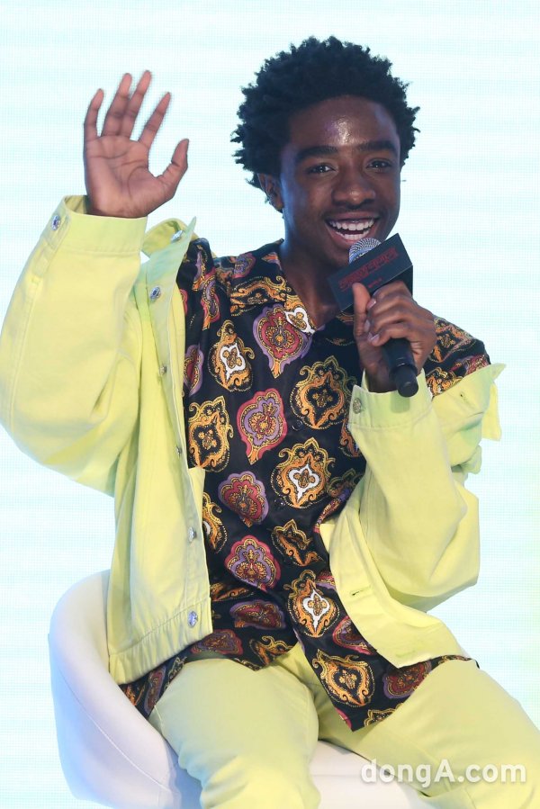 Caleb McLaughlin, a strange story 3, expressed his expectation for the K-pop experience with EXO.Caleb McLaughlin said he had a great experience about the Gyeongbokgung tour and the plaza market outings that took place the day before at the Netflix OLizzynals Weird Story 3 conference held at the JW Marriottt Dongdaemun Grand Ballroom in Dongdaemun-gu, Seoul on the morning of the 21st.I learned about Korean history and culture while on the Gyeongbokgung tour, and it was good to be able to go to places of history and feel energy.I tried on hanbok, but it was fun.The Strange Story 3 is a Netflix OLizynal series that deals with more bizarre events in the town of Hawkins, which is back in the summer of 1985.The previous series won six awards, including the 74th, 75th Golden Globe Award for Best Picture and Best Actress, Best Supporting Actor Nominate, 69th, and 70th Emmy Awards, and has been attracting attention as the most popular series in 2017.Global release on Netflix on July 4.