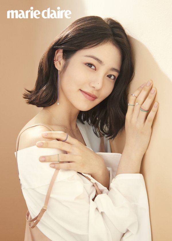 Actors Cha Jung-won and Shin Ye-eun have released jewelery pictures of past-class visuals.In the picture, Cha Jung-won and Shin Ye-eun used a sensual and trendy jewelery item to show a variety of charms that are natural and unmatchable.Cha Jung-won, who is usually called the mature and innocent Daily Look, has completed an elegant career woman style by styling various concepts of jewelery with matching and simple loose shirt items, including &-shaped earrings that draw attention to a unique design.In addition, the white sleeveless top, colored long drop earrings, various sizes and colors, unique styling with a unique styling and layering, combined with a feminine charm added to the more brilliant beauty.Actor Shin Ye-eun, who has a charm of pale colors from loveliness to freshness and chicness, has produced the same jewelery different feeling from Cha Jung-won, drawing the admiration of Tae Hye-ji of teenagers (Kim Tae-hee, Song Hye-kyo and Jeon Ji-hyun).Shin Ye-eun also layered &-shaped earrings, necklaces and bracelets, and styled several colorful jewelery together to show her lovely charm in the picture.Pictures by Cha Jung-won and Shin Ye-eun can be found in the July issue of Marie Claire and the Marie Claire website