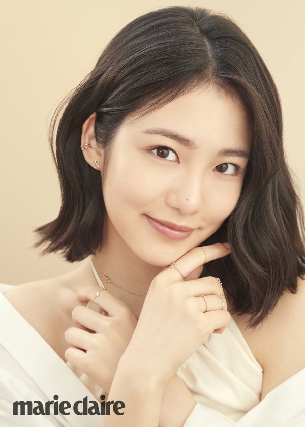 Actors Cha Jung-won and Shin Ye-eun have released jewelery pictures of past-class visuals.In the picture, Cha Jung-won and Shin Ye-eun used a sensual and trendy jewelery item to show a variety of charms that are natural and unmatchable.Cha Jung-won, who is usually called the mature and innocent Daily Look, has completed an elegant career woman style by styling various concepts of jewelery with matching and simple loose shirt items, including &-shaped earrings that draw attention to a unique design.In addition, the white sleeveless top, colored long drop earrings, various sizes and colors, unique styling with a unique styling and layering, combined with a feminine charm added to the more brilliant beauty.Actor Shin Ye-eun, who has a charm of pale colors from loveliness to freshness and chicness, has produced the same jewelery different feeling from Cha Jung-won, drawing the admiration of Tae Hye-ji of teenagers (Kim Tae-hee, Song Hye-kyo and Jeon Ji-hyun).Shin Ye-eun also layered &-shaped earrings, necklaces and bracelets, and styled several colorful jewelery together to show her lovely charm in the picture.Pictures by Cha Jung-won and Shin Ye-eun can be found in the July issue of Marie Claire and the Marie Claire website