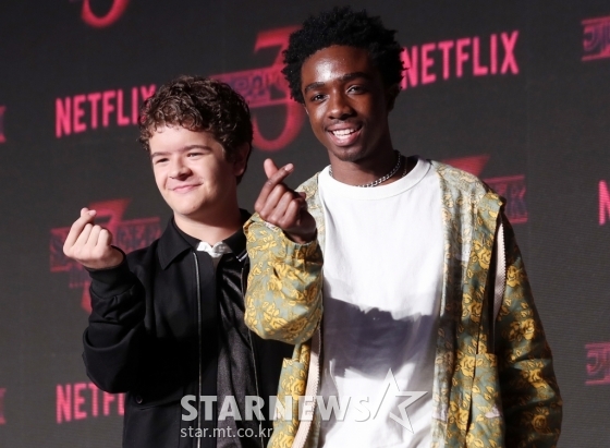 On the morning of the 21st, the Netflix original series Wird Story 3 press conference was held at JW Marriott Dongdaemun in Seoul.The venue was attended by Gayton Matarazo as Dustin and Caleb McLaughlin as Lucas.Queen Story 3 is a story about the more bizarre events that take place in the town of Hawkins, which is back in the summer of 1985.It is also a work that brought up the whole world topic with a tense story in the background of the 1980s America, a hot drama of child actors, and a unique atmosphere.In addition, the previous series won awards in six categories, including the 74th, 75th Golden Globe Award, Best Actress, Best Supporting Actor Nominate, 69th, and 70th Emmy Awards.Gayton Matarazo also said: Thank you for your experience in Korea, we have a lot of work to do on our former World tour, but we dont have much experience in Korea.So I would like to thank Korea fans for Fly Me to Polaris. Brother Duffer, who directed the Strange Story series, told reporters in the video, saying that the most important part of the story was the summer background.The Dupper brothers said: Summer was the best fit for character growth, because its the last summer before high school, which is not sure what will change.I wanted to connect that part with the growth of the character. The Duffer brothers also say, The bizarre story has been influenced by Steven Gerrard Spielberg and Steven Gerrard King.In fact, he was also influenced by Korean films; impressed by the works of Park Chan-wook and Bong Joon-ho.We are looking forward to the parasite of director Bong Joon-ho in particular, he said.The Strange Story is considered the most-running series in the country in 2017. Gayton Matarazo said he had never thought about the reason for this popularity.I think there are many reasons why I like the strange story series. I think the works created by creators and writers have been able to draw empathy.I think it is our job to express our work properly as an actor, so it is difficult to say why it is popular. When I said weird story 3, it wasnt the stage where the character was being developed, Caleb McLaughlin said.I made a character while talking, and I made a character while discussing chemistry.It was a privilege and a glorious part for me that I was able to develop a character. Strange Story 3 can be expressed in a word as a summer when romance blooms.Its set in the summer of 1985, and its a season where a lot changes.If there were a lot of blood splashes in the previous season, this season starts with interesting stories and thinks that it will make up for what happened in front of it. I was happy to try on hanbok, and today we heard that we could experience the K-POP complete body. It would be really fun. Suho, Kais brothers were good to us.The two brothers are wonderful people, he said.Finally, Gayton Matarazo said: Its a great joy and honour that the strange story is loved in Korea, thank you for your love of Fly Me to Polaris.Its meaningful that you like your work. Im asking you for your love. Strange Story 3 has confidence. I think its a well-made show.I would appreciate it if you expect a lot. Meanwhile, Queen Story 3 will be released on Netflix on July 4th.