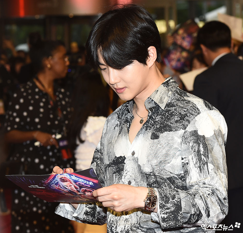 EXO Suho, who attended the red carpet event of Netflixs popular original series Queen Story 3 held at Time Square in Yeongdeungpo, Seoul on the afternoon of the 20th, is responding to the fans request for sign.
