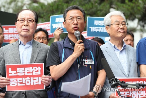 전 위원장들과 함께 선 김명환 위원장 (서울=연합뉴스) 김도훈 기자 = 김명환 민주노총위원장이 21일 오전 영장실질 심사를 받기 전 서울 양천구 서울남부지방법원 앞에서 기자회견을 하고 있다.        김 위원장은 작년 5월21일과 올해 3월27일, 4월 2∼3일 등 총 4차례에 걸쳐 국회 앞에서 민주노총 집회를 주최하고, 집회 참가자들이 경찰관을 폭행하거나 장비를 파손하고 경찰 차단벽을 넘어 국회 경내에 진입하도록 한 혐의를 받고 있다.        왼족부터 권영길 지도위원, 김명환 위원장, 천영세 지도위원. 2019.6.21