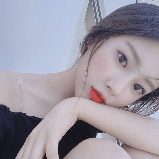 Kang Hye-won presented a pure selfie.Kang Hye-won, a member of the group IZONE, posted a picture on the official Instagram on June 21 with the phrase Wizwon (Aizwons official fandom name) Watermelon juice when its hot.Kang Hye-won in the photo is staring at the camera wearing an off-shoulder, and he boasts a cat eye in a ballerina-like manner.han jung-won
