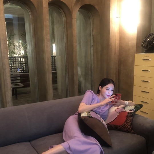 Actor Lee Da-hee told TVN drama Enter the search word WWW shooting recent news.Lee Da-hee posted a picture on his instagram on June 22 with an article entitled There are too many places to rest.Lee Da-hee, in the public photo, is lying on the sofa and resting, with elegant beauty as well as a lovely smile that thrills fans.Park So-hee