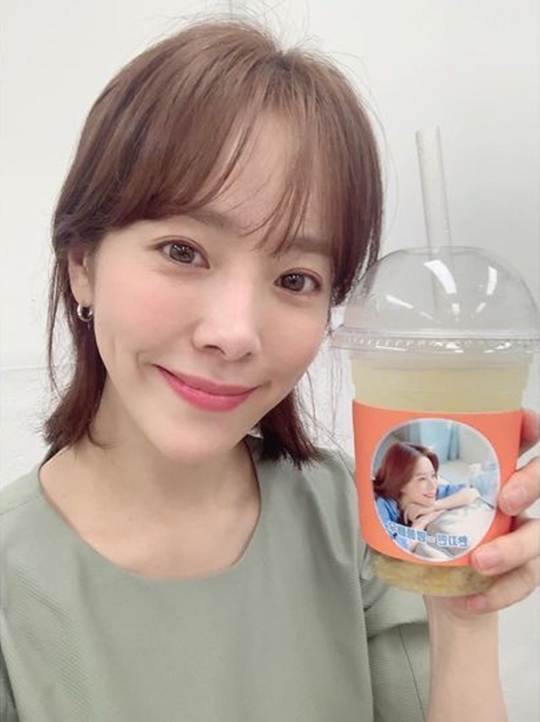 Actor Han Ji-min thanked Ji Sung for his gratitude.Han Ji-min posted several photos on his instagram on June 21, along with an article entitled Thank you, sir, Doctor Room is also a fight.Han Ji-min, in the open photo, is holding a coffee presented by Ji Sung and leaving a certification shot, which makes the viewers feel happy with a clear smile and a youthful pose.Park So-hee
