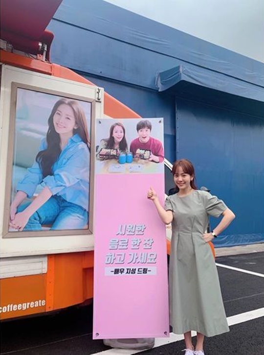 Actor Han Ji-min thanked Ji Sung for his gratitude.Han Ji-min posted several photos on his instagram on June 21, along with an article entitled Thank you, sir, Doctor Room is also a fight.Han Ji-min, in the open photo, is holding a coffee presented by Ji Sung and leaving a certification shot, which makes the viewers feel happy with a clear smile and a youthful pose.Park So-hee