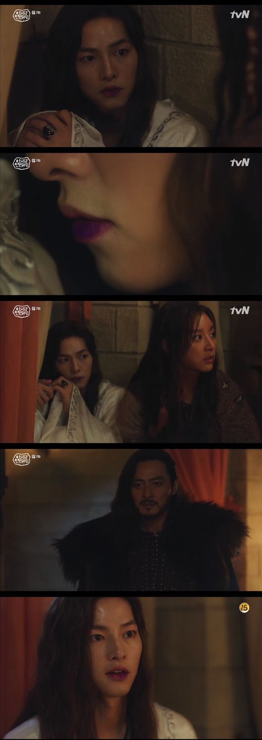 Kim Ji-won meets Song Joong-kis twin brother SayaIn the 7th episode of tvNs Asdal Chronicle broadcast on the 22nd, Kim Ji-won was shown meeting with Saya, the twin brother of Song Joong-ki.On this day, Tanya faced Saya, crouching in the corner, and she was surprised by the image of Saya, so much like the silver island, and then she wiped her finger across his lips.Then came the silver-like lip color - he was Igt - the bewildered Tanya asked: Who are you?On the day, Hamihall killed the hatches with his own hands; I am the only one now in Asdal who knows the bronze secrets, Hamihall said.Tagon ordered his men to take Hammyhall and lock him up.At this time, ten hands appeared in front of the tangon. Is this a melting stone?If it is very hot, the stone melts, it becomes water and it hardens again, he said, revealing his natural talent for making weapons.Tagon, who saw this, ordered, Let the heat hand see enough.Tagon came into his room and saw his man witnessing Saya and being surprised. Saya called him Father. Finally, Tagon killed his man without hesitation.Tagon strangled Saya and said, Is it because of you that I have to kill some of my brothers?