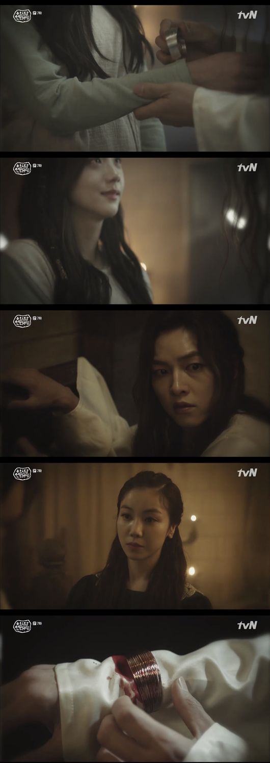 It was reported that JiSoo, who was a lover of Song Joong-kis twin brother in the past, was killed by Kim Ok-bin.In the 7th episode of tvNs Asdal Chronicle broadcast on the 22nd, the story of Saya (Song Joong-ki), the twin brother of Eunsum (Song Joong-ki), was revealed.On this day, Tanya (Kim Ji-won) faced Igt Saya, who looked the same as the silver island; Tagon (Jang Dong-gun) and Taealha (Kim Ok-bin) who saw this image tried to kill Tanya.But Tanya did trick; Tanya mentioned the story she had heard in her dream of silver island, saying, Suns, dont give her any more pain. Tanya then said, A bloody bracelet.I was called to keep the child. Taealha looked embarrassed.On this day, Saya showed a weak appearance to Taealha and asked, Are you angry with my father? And asked, Do you think of me these days? Do you blame me?I used to have a grudge, but now its OK, Saya said.Saya knelt down to Taalha, who stroked her hair and said: Im sorry about that.In the past, Saya had planned to run away with her lover, Sanarae (Jisu), but Taealha noticed the plan and entered Sayas room at night when Saya and Sanarae planned to run away.I dont see the bird, Taalha said nonchalantly, so Saya said, I went to bed; Ill come if I call.However, Taealha filled the bracelet of the bloody new country to Saya, and eventually she gave in. She introduced Tanya to Saya, saying, It is a new body.On this day, Saya learned that Taealha plans to kill Aṣaron and marry Tagon.To prevent this, Saya swapped the medicine to go to Aṣaron and the wall. He gave Aṣaron another medicine and tricked the wall to eat non-birth.Taalha ran to Saya and asked, Is it you? Saya couldnt answer, and then again, Did you do it? Saya laughed and said, Who would it be?Is it really you? asked Taalha, angry. Saya said, Isnt it a mutual exchange now? The man Taal wanted me to do.Did you not do that to the person I had in my mind? Saya said, Now my father will marry an Aṣashi woman, and I have lost Taeal, and I want to be so sick.