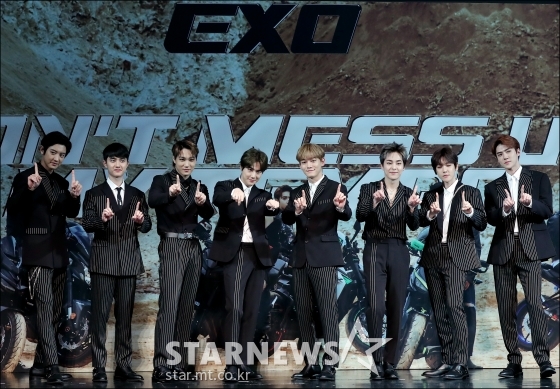The music industry is expected to be filled with EXO in July.This year EXO has become difficult to see full-scale activities due to the military service of Xiumin and EXO D.O., but is preparing to meet with fans through various activities such as solo, unit and concert.First, on July 10, Baekhyun released his first mini album, City Lights (City Lights), and will go solo.It is the second time that EXO members release a solo album after Chen in April.In the meantime, Baekhyun has been working as EXO and Unit Chen Bagshi and has been recognized for its attractive tone and outstanding singing ability.In addition, he received a lot of love with his duet song Dream with Suzie, The Day with Kwill, Bigawa with possession and YOUNG with co-worker.Baekhyuns album features a total of six songs in a colorful atmosphere.Baekhyun, who has been active in various fields such as singer, musical, and drama, is interested in what new appearance he will show as a solo singer.Chanyeol and Sehun are also set to make a run for the unit; earlier, SM Entertainment said the two were preparing for an album release in July.This unit is the second unit of EXO after EXO Chenbeck.The pair received a hot response from fans in September last year when they announced We Young (above Young) through SM Station.In addition, the stage of We Young was staged at the SM concert stage, raising expectations for the unit.Chanyeol and Sehun finished shooting a new songEXO D.O., in Los Angeles last month.There is a lot of interest in music and performance that two people who are considered as EXO representative visuals will show.Above all, EXOs solo concert is scheduled for July.EXO will hold its fifth solo concert EXO PLANET #5 - EXplOration - (EXO Planet #5 - Exploration -) at the Seoul Olympic Park KSPO DOME (Gymnastics Stadium) for six days from July 19-21 and 26-28.Xiumin, who joined the army, and EXO D.O., who is about to join the military on July 1, will not attend this concert, but EXO is expected to show various stages as it is a concert in Korea in a year.