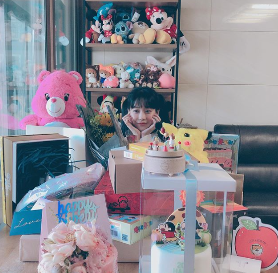 On the 22nd, Oh Yeon-seo posted a picture on his instagram with an article entitled Thank you and I love you, our fans who always love me.But you guys, Im 33 years old, he added.In the photo, Oh Yeon-seo stares at the camera with a bright smile in front of the gift, especially a rather unusual gift that attracted attentionThe netizens who encountered this responded in various ways such as Happy Birthday, Pretty and Cute Fairy.On the other hand, Oh Yeon-seo appeared in the TVN drama Hwa Yugi which last March.