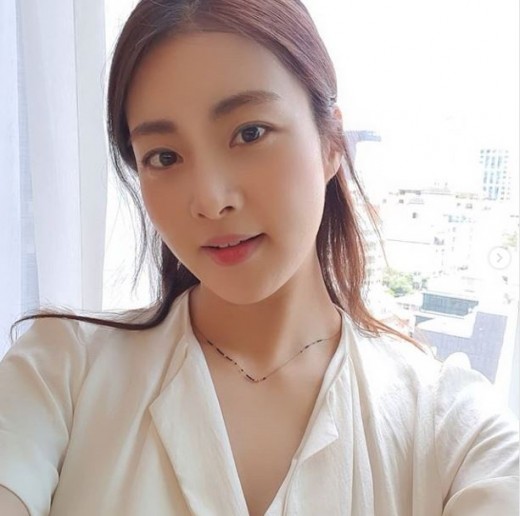 Actor Kang So-ra escaped from a self-taught fool and showed off her beauty.Jang So-la posted several self-portraits on the 22nd instagram with the article # weather best # clear #sunnysaturday.In the photo, Kang So-ra is showing off her goddesss beauty, and she has a makeup and a half-packed hair to make her bright and innocent beauty more outstanding.Kang So-ra is nicknamed Self-Child as a self-portrait that is just a face-to-face self-portrait, but after a long time, she released a pretty self-portrait and got the pleasure of fans.