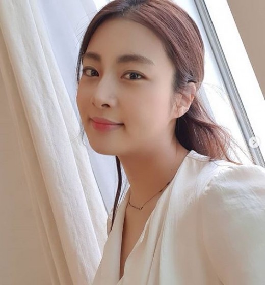Actor Kang So-ra escaped from a self-taught fool and showed off her beauty.Jang So-la posted several self-portraits on the 22nd instagram with the article # weather best # clear #sunnysaturday.In the photo, Kang So-ra is showing off her goddesss beauty, and she has a makeup and a half-packed hair to make her bright and innocent beauty more outstanding.Kang So-ra is nicknamed Self-Child as a self-portrait that is just a face-to-face self-portrait, but after a long time, she released a pretty self-portrait and got the pleasure of fans.