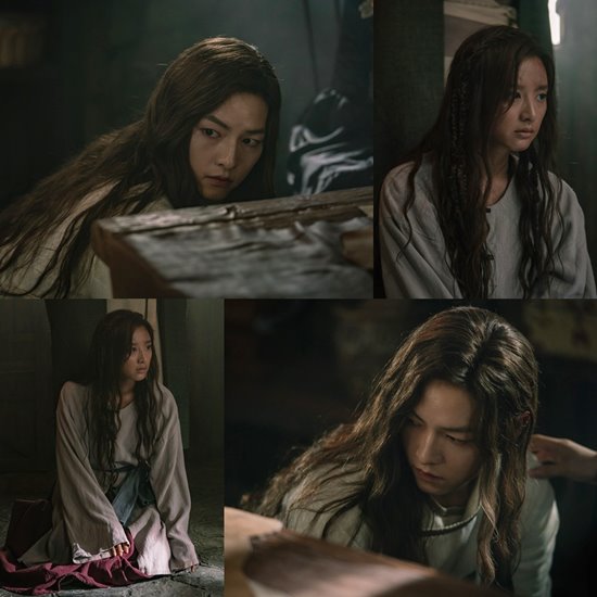 Song Joong-ki - Kim Ji-won, the Asdal Chronicle, will present the official face-to-face scene of the exploration exhibition, which heralds a fierce fateful meeting.The TVN Saturday drama Asdal Chronicle is a drama that tells the fateful story of heroes who write different legends in the old land As.The Asdal Chronicle will finish the Children of Part1 Prophecy in episode 6 on the 16th and air Part2 flipping sky, the land that happens from episode 7 to be broadcast on the 22nd.In the ending scene of episode 6, the last episode of Part 1, on the 16th, Song Joong-ki, who was brought by Tagon (Jang Dong-gun) and raised by Taealha (Kim Ok-bin), first appeared and made a strong impression.Saya, played by Song Joong-ki, was born between Brain Antal Ragaz (Yoo Tae-oh) and Asahon (Chu Ja-hyun), and was born with Igt (a mixture of man and brain Antaliment), who grew up separated from the silver island after the death of Ragaz, who took her out at the time of brain Antaliment.Kim Ji-won is the successor of the clan mother of the Wahan, and is being dragged to Asdal and is playing a role as a Tanya station suffering from a hardship.In the 7th episode, the beginning of the Asdal chronicle Part2 flipping sky, the land that happens, which will be broadcast on the 22nd, Song Joong-ki and Kim Ji-won will be revealed to confront each other with a completely different emotional line, boundary and panic.In the play, Tagons hidden quantum Saya, a strange Wahan girl, and Tanya, who had been trapped in a small room in the tower of the castle of the fire, are officially facing each other for the first time.While he was trapped in the fire castle with the Wahhans and became a mess, Tanya, who came into Sayas room by chance, was surprised at the appearance of the silver island (Song Joong-ki), and Saya was surprised to see such a Tanya.Since then, the two have come back to face each other, raising questions about the fate of the two.In the filming of this scene, Song Joong-ki and Kim Ji-won continued to read the script together to express the tension that Saya and Tanya were wary of each other and embarrassed.Song Joong-ki was completely different from the silver island, and he was perfectly interested in the scene with a suspicious expression and sharp eyes.Kim Ji-won, kneeling down, looked at the strange expression of a mixture of surprise and fear, and filled with a line of emotion contrasting with the Saya.The new part of Part2 is showing subtle tension in the scene where Saya faces Tanya for the first time, the production team said. We want to check the ending of the meeting between Saya and Asdal, who want to leave the tower, and the turbulent fate of the two on the air today (22nd).Today (22nd) at 9 p.m.Photo = tvN