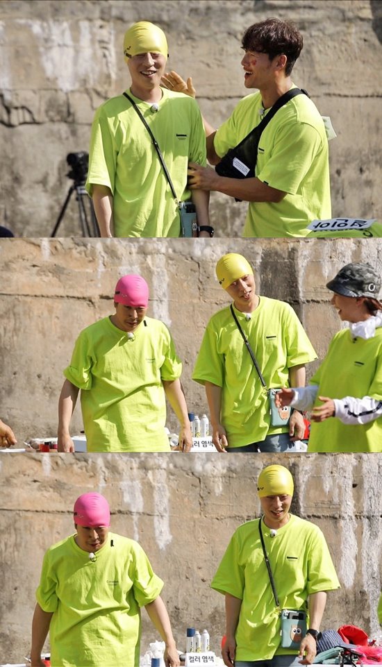 Yoo Jae-Suk and Haha gave a laugh in a comical way.On SBS Running Man, which will be broadcast on the 23rd, the figure of Yoo Jae-Suk X Haha, which has transformed into a Park Myeong-su resemblance, will be revealed.In a recent recording, the two people wore swimming hats, which attracted attention by transforming into a Park Myeong-su resemblance.The two men who transformed into Park Myeong-su with one swimming cap were surprised not only by the members but also by Yoo Jae-Suk and Haha, and Lee Kwang-soo laughed, How many Park Myeong-su are there?Yoo Jae-Suk and Haha not only could not tolerate laughter by seeing each others appearance, but also presented unexpected memories by showing Park Myeong-sus unique vocal simulation for a long time.It will be broadcast at 5 p.m. on the 23rd.Photo = SBS