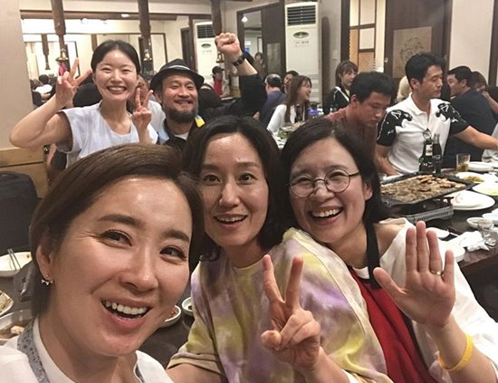 Actor Yun Yu-Seon has revealed his friendship with the actors Abyss.On the 21st, Yun Yu-Seon released the scene of TVN drama Abyss through his instagram.Yun Yu-Seon in the photo took a picture with the Abyss actors and made the atmosphere of the scene feel cheerful.Along with the photo, Yun Yu-Seon showed affection, adding the message: The medium-sized actresses of Abyss. Good actors.Meanwhile, Abyss will end on the 25th with a drama depicting a reversal visual fantasy in which two men and women resurrected as reversal visuals 180 degrees different from their lives through soul resuscitation bead Abyss, chasing the murderer who killed them.Photo = Yun Yu-Seon Instagram