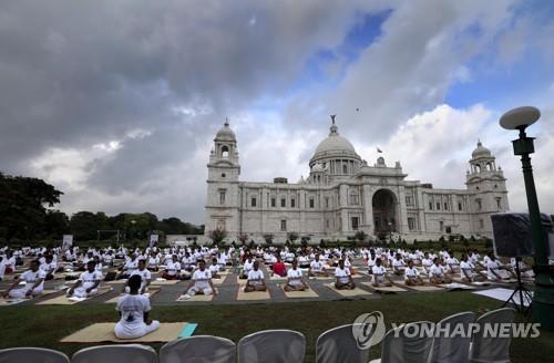 인도 콜카타의 '세계 요가의 날' 행사 [EPA=연합뉴스]