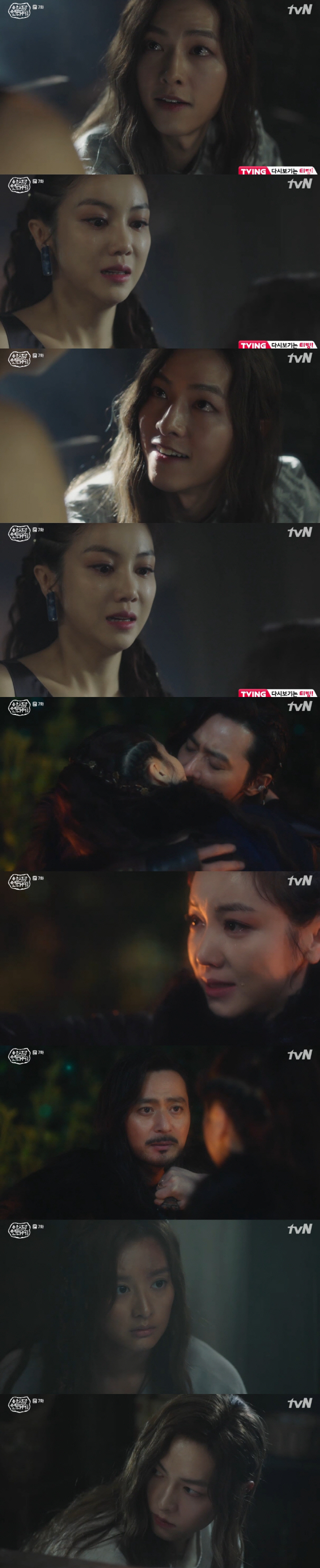 Song Joong-ki of the Asdal Chronicles took revenge on Kim Ok-bin.In the TVN weekend drama Asdal Chronicle (playplayplay by Park Sang-yeon/directed by Kim Won-seok), which was broadcast on the afternoon of the 22nd, Saya (Song Joong-ki) and Tanya (Kim Ji-won) met.On this day, Tanya encountered her twin brother, Saya, of the silver island (Song Joong-ki), at the top of the tower of fire; Tanya knew that Sayas lip color was Igt and asked, Who are you?Tagon (Jang Dong-gun) found Saya with Tanya; Tagon killed a unit member who found out that his son Saya was Igt.Tagon, who killed the unit, was angry at Saya, saying, How many more brothers should I kill because of you?Tagon knocked Tanya out and took her to Taealha (Kim Ok-bin); Tagon told Taealha that Tanya had learned of the identity of Saya; Tanya said, Dont bother the bird anymore.This was a dream of silver island, so Tanya could save his life.Sayas sick past, which was entangled in Sunnarae, was also revealed; the past Saya had a female body called the Birdnarae in mind; she planned to run away at night after filling her bracelet with the Birdnara.However, Taealha, who had noticed this in advance, killed the new Europe and returned the bloody bracelet to Saya.After hearing the dream story of Tanya, she went to Saya and asked, Do you think a lot these days? Do you blame me? Saya replied, I used to grumble, but now its okay.Taalha apologized to Saya for the matter; later Taalha brought Tanya to Sayas new body; Taalha told Hattuak, Its a new body, youre good at educating her.Its a Dusm student, what do you know? he ordered.The silver island (Park Hae-jun) that fell off the cliff was saved with the help of a white man, and the white man who learned that the silver island was Igt was the child of the prophecy and kept it alive.Mubaek learned through Chae Eun (the High Court) that the silver island had a necklace of Aṣahon (Chu Ja-hyeon), who said it was the necklace of Aṣahon.Tagon revealed to Aṣaron (Lee Do-kyung) that he had killed his father Sanung; Aṣaron suggested to Tagon (Jang Dong-gun) that he marry Aṣa as the federation customary.Tagon was worried about the situation of betraying Taealha. Tagon met Taealha (Kim Ok-bin) in the forest and delivered Aṣarons proposal.He pointed a knife at Tagons neck and said, Why do not you stop him and kill me? Tagon said, I can not do Aṣaron.The white mountain will not be there, and then Asdal is a civil war. Can we continue to be lovers? asked Tagon, tearing his eyes, and Tagon confessed with sincerity, I hope so. The two even shared a sweet kiss.But when she returned home, she changed her mind. She planned to assassinate Aṣaron with Tagon.Aṣaron, who ate non-bichusan, lived well, and the short wall (Park Byung-eun) showed signs of critical illness while pouring blood while speaking.It turned out that Saya had set up to revenge for Taealha, who went to Saya and asked, Is it you? Saya reminded her of the death of the bird, saying, Now we have exchanged.You lost the man I wanted, the man I liked. Now hes marrying that Aṣa woman, and you lost her.I wanted to do it, he grinned.Meanwhile, The Asdal Chronicle is the fateful story of heroes writing different legends in the ancient land Ass. It airs every Saturday and Sunday at 9 p.m.