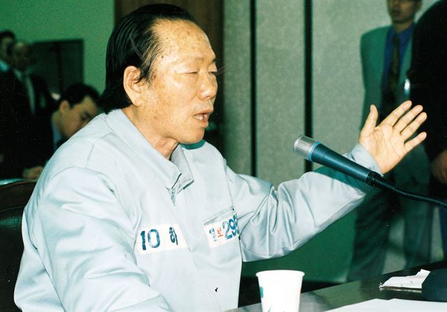 1997년 구속 상태로 한보 특혜 의혹 청문회에 증인으로 나온 정태수 한보그룹 회장. 한국일보 자료사진