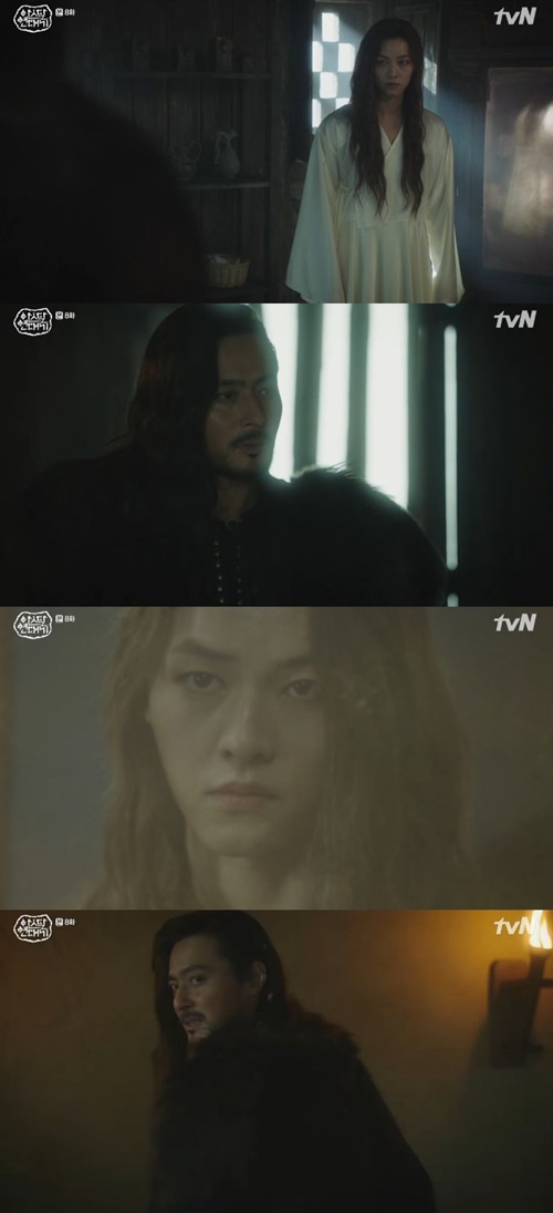 Song Joong-ki, the Asdal Chronicle, begged Jang Dong-gun to become king.In the TVN weekend drama The Asdal Chronicle, which aired on the afternoon of the 23rd, Tagon (Jang Dong-gun) was shown visiting the song Joong-ki.Tagon looked at Saya and said, Youre grown up now. He then took off his clothes and said, Youre out of skin on your back.But be careful not to be seen.In particular, he drew a knife to bleed and said, Egt is better than man, purple blood. At that moment, Tagon said, You dont know fear.I have not learned anything about Igt. In addition, he told an anecdote about the extermination of his family, who had been found to be Igt when he was seven years old.Otherwise I will teach you myself. 