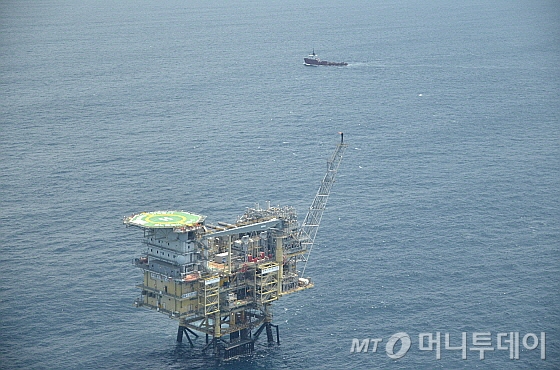 울산 남동쪽 58㎞ 배타적경제수역(EEZ)에 위치한 동해 가스전 해상플랫폼 전경. 동해 가스전 개발 성공으로 한국은 세계에서 95번째로 산유국이 됐다./사진=유영호 기자