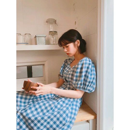 Actor Jung So-min boasted of her innocent beauty.Jung So-min posted a photo on his instagram on June 23.The photo shows Jung So-min in a blue checkered dress, which shows the small face size of Jung So-min and white-green skin without any blemishes.Jung So-mins stiff nose makes her beauty more prominent.delay stock