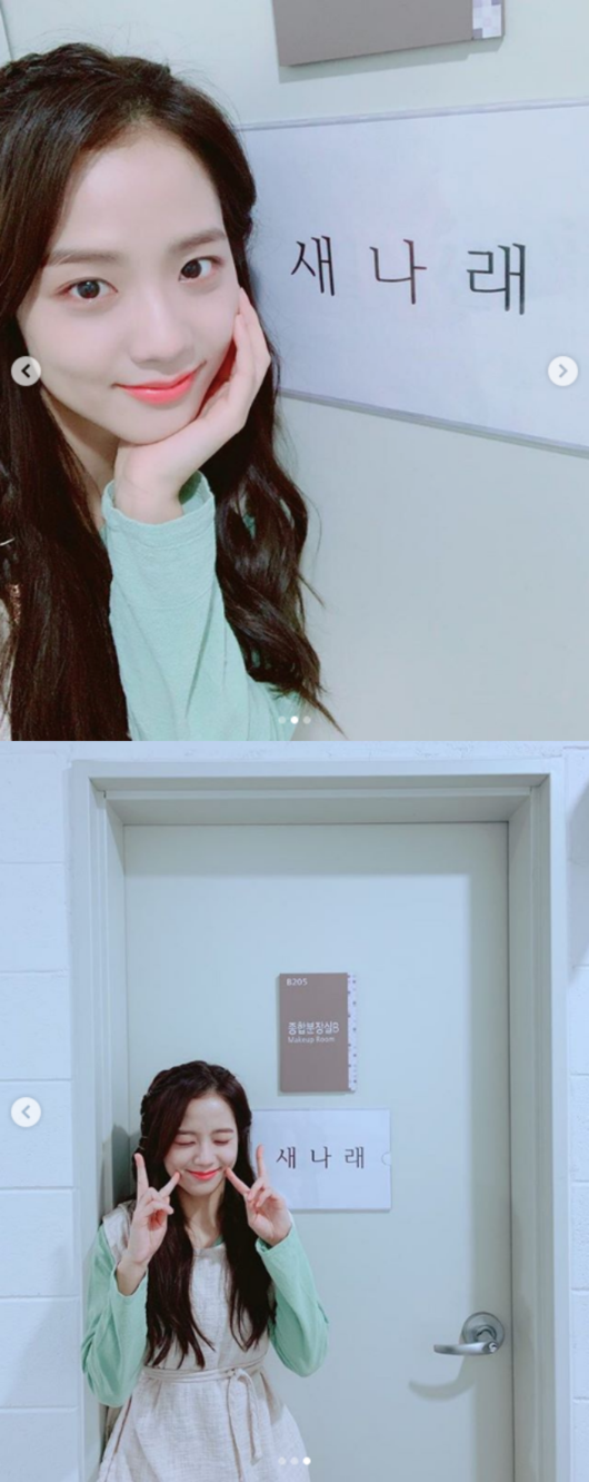 Girls group BLACKPINK member JiSoo released photos of the Asdal Chronicles shooting certification.JiSoo posted several photos on his SNS on the afternoon of the 23rd with the article Asdal Chronicles.The photo shows JiSoo posing in front of a dressing room with the name Sannarae. JiSoo adds charm with a lovely smile.JiSoo appeared on the cable channel TVN Saturday, which aired on the afternoon of the 22nd, as the lover Sanarae, whom Saya (Song Jung-ki) loved.It first appeared on the show and collected topics.JiSoo SNS
