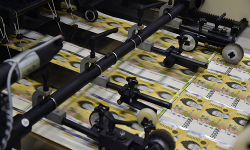 지난 18일 경산 한국조폐공사 화폐본부 생산공장에서 5만원권 전지에 홀로그램이 부착되고 있다. 한국조폐공사 제공