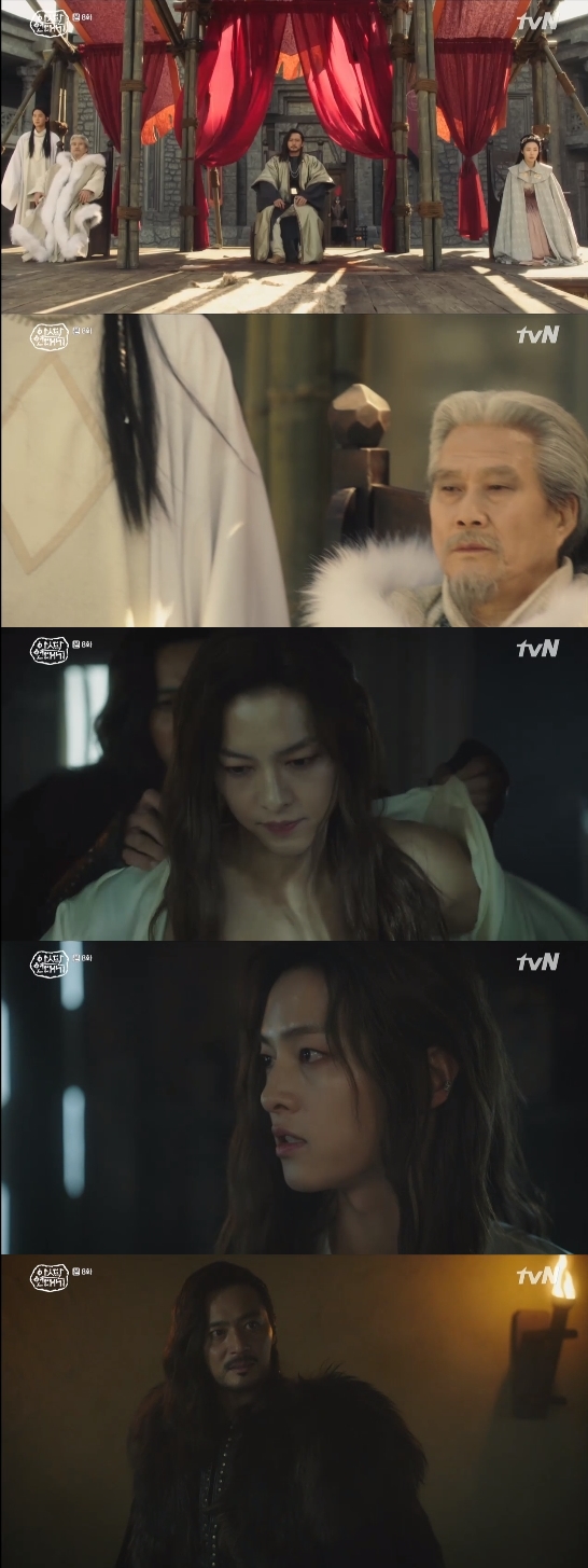 In the Asdal Chronicles, Song Joong-ki encouraged Jang Dong-gun, who became the head of the Federation, to become a evil but all-powerful king.In the TVN weekend drama Asdal Chronicle (playplay by Kim Young-hyun, directed by Kim Won-seok) broadcast on the afternoon of the 23rd, Saya (Song Joong-ki) recommended Tagon (Jang Dong-gun) to be king and to announce the existence of Egt (mixed blood of people and brains and hernia), but it was rather chaotic.On the day of the broadcast, Tagon successfully joined the federation in cooperation with the great priest Asaron (Lee Do-kyung).Tagon revealed to the Asdal people how he prepared and executed a fake silver island (Song Joong-ki) at the ceremony to ascend the League.Saya met her father Tagon, who became the head of the Federation. She hoped Tagon would become a more powerful king than the head of the Federation.Saya told Tagon, My father is trying to be a very good person, and The king is not such a person. The king should give fear like disaster.Saya also said, If my father becomes a king and passes on the position of an almighty king to me, I will inform the world of the excellence of Egt.Tagon was angry, saying, You do not know fear, and Do you still know what Egg means at Asdal?Finally, Tagon told Saya, If you can not learn fear, I will show you fear.