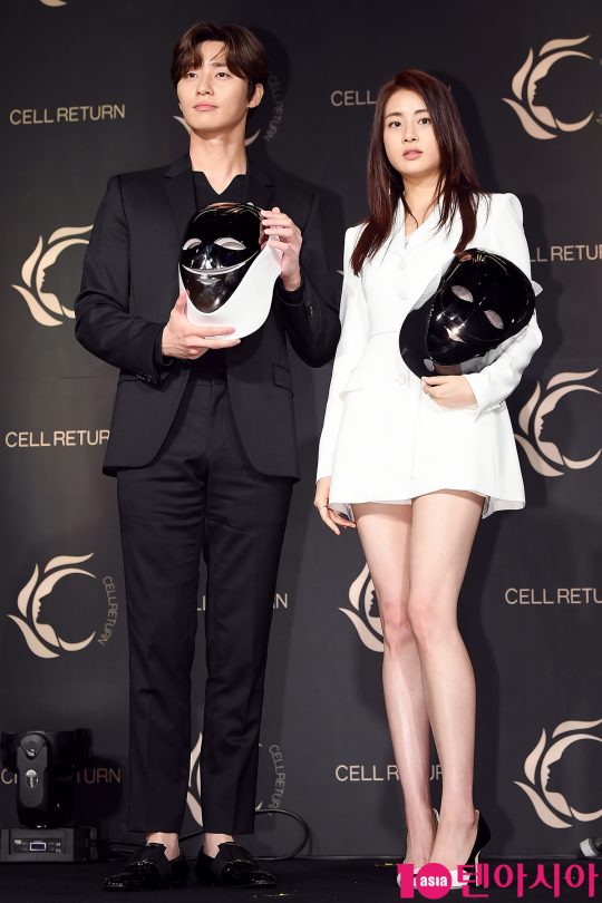 Actors Park Seo-joon and Kang So-ra attended the launch show of Seliton Platinum held at the Four Seasons Hotel in Dangju-dong, Seoul on the afternoon of the 24th.