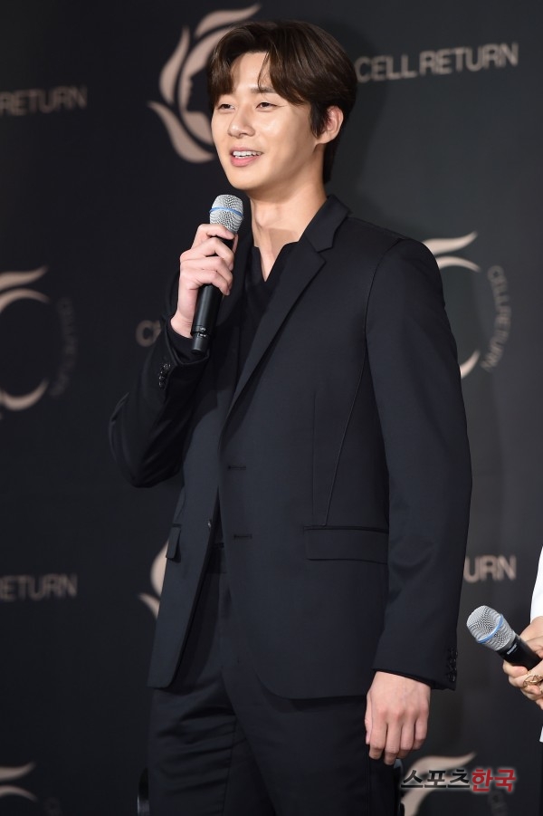 Park Seo-joon is attending a launching ceremony to commemorate the launch of a new Sellitton LED mask at the Four Seasons Hotel Grand Ballroom in Jongno-gu, Seoul on the afternoon of the 24th.The event was attended by Jang So-ra, Park Seo-joon, Ishae, Sea, Account, Lee Chae-young, Brian, Lee Hyun-yi, Yoo Seung-ok, Park Soo-a, Kai and Kim Kyung-ran.