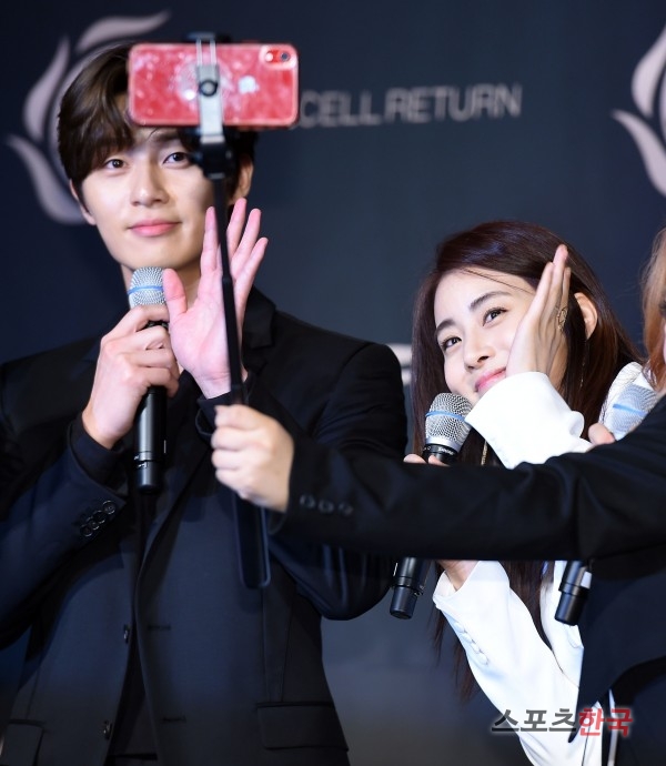 Park Seo-joon and Kang So-ra are attending the launch ceremony to commemorate the launch of a new Sellitton LED mask at the Four Seasons Hotel Grand Ballroom in Jongno-gu, Seoul on the afternoon of the 24th.The event was attended by Kang So-ra, Park Seo-joon, Ishae, Sea, Account, Lee Chae-young, Brian, Lee Hyun-yi, Yoo Seung-ok, Park Soo-a, Kai and Kim Kyung-ran.