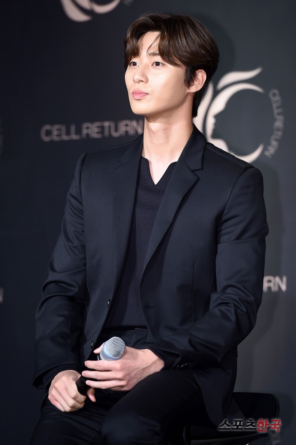 Park Seo-joon is attending a launching ceremony to commemorate the launch of a new Sellitton LED mask at the Four Seasons Hotel Grand Ballroom in Jongno-gu, Seoul on the afternoon of the 24th.The event was attended by Jang So-ra, Park Seo-joon, Ishae, Sea, Account, Lee Chae-young, Brian, Lee Hyun-yi, Yoo Seung-ok, Park Soo-a, Kai and Kim Kyung-ran.