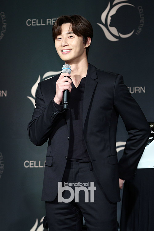Park Seo-joon A soft smile <p> Actor Park Seo-joon this 24 afternoon, the Seoul, Jongno-GU, Four Seasons Hotel, Grand Ballroom open from the cell and LED The Mask new product launch ceremony attended by greeting and.</p><p> Article tip</p>