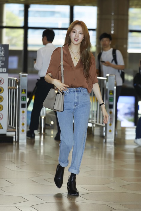 Lee Sung-kyung is introducing a chic airport fashion.Lee Sung-kyung, a model actor, left for Japan through Gimpo Airport on the afternoon of the 20th to attend a fan meeting.On this day, Lee Sung-kyung brightened the airport with his unchanging beauty and unique smile.Lee Sung-kyung showed off his appearance as a Wannabe fashionista with chic yet sophisticated airport fashion. Especially, this appearance is natural and cool, and it is leading to the essence of airport fashion.