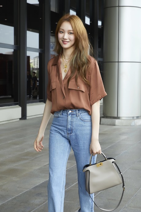 Lee Sung-kyung is introducing a chic airport fashion.Lee Sung-kyung, a model actor, left for Japan through Gimpo Airport on the afternoon of the 20th to attend a fan meeting.On this day, Lee Sung-kyung brightened the airport with his unchanging beauty and unique smile.Lee Sung-kyung showed off his appearance as a Wannabe fashionista with chic yet sophisticated airport fashion. Especially, this appearance is natural and cool, and it is leading to the essence of airport fashion.