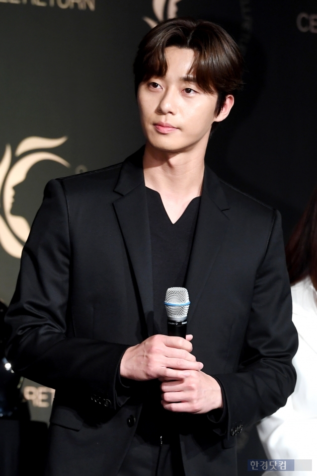 Actor Park Seo-joon attends the Seliton Platinum launching show held at the Four Seasons Hotel in Dangju-dong, Seoul on the afternoon of the 24th.