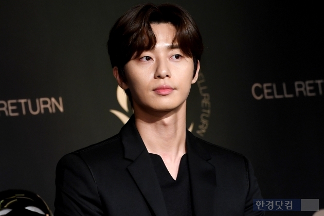 Actor Park Seo-joon attends the Seliton Platinum launching show held at the Four Seasons Hotel in Dangju-dong, Seoul on the afternoon of the 24th.