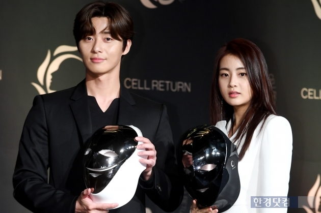 Actors Park Seo-joon and Kang So-ra attended the Seliton Platinum launching show held at the Four Seasons Hotel in Dangju-dong, Seoul on the afternoon of the 24th.