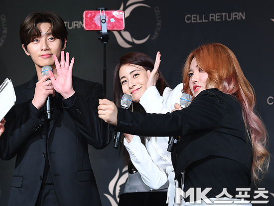 A brand LED mask launch show was held at the Grand Ballroom of Four Seasons Hotel in Jongno-gu, Seoul on the afternoon of the 24th.Actor Park Seo-joon - Kang So-ra is greeting popular YouTuber Datoa subscribers.