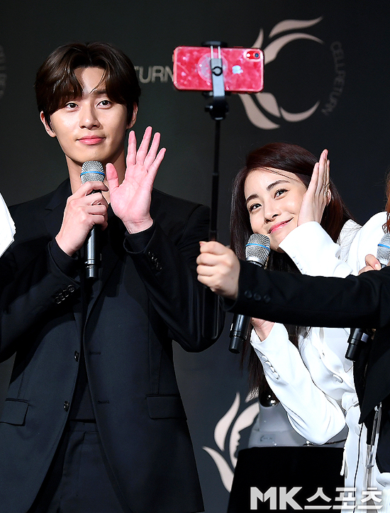 A brand LED mask launch show was held at the Grand Ballroom of Four Seasons Hotel in Jongno-gu, Seoul on the afternoon of the 24th.Actor Park Seo-joon - Kang So-ra is waving to Dattoah subscribers.