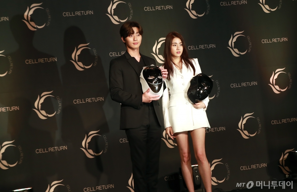 Actor Park Seo-joon and Kang So-ra attend the 2019 Cell Return Platinum showcase held at a hotel in Seoul Jung-gu on the afternoon of the 24th.