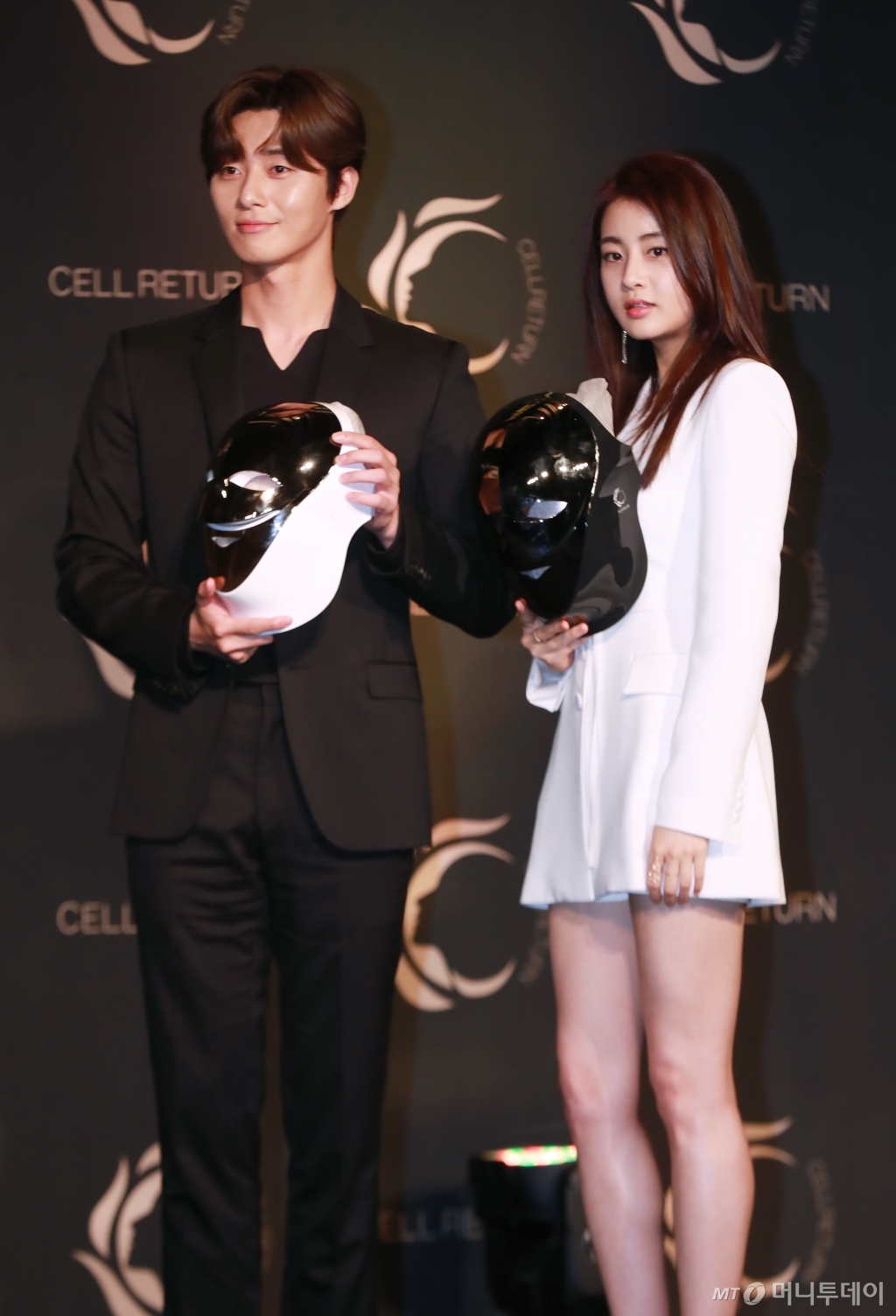 Actor Park Seo-joon and Kang So-ra attend the 2019 Cell Return Platinum showcase held at a hotel in Seoul Jung-gu on the afternoon of the 24th.