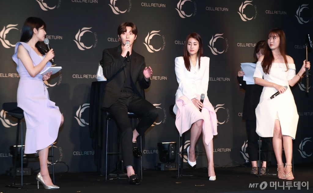 Actor Park Seo-joon and Kang So-ra attend the 2019 Cell Return Platinum showcase held at a hotel in Seoul Jung-gu on the afternoon of the 24th.