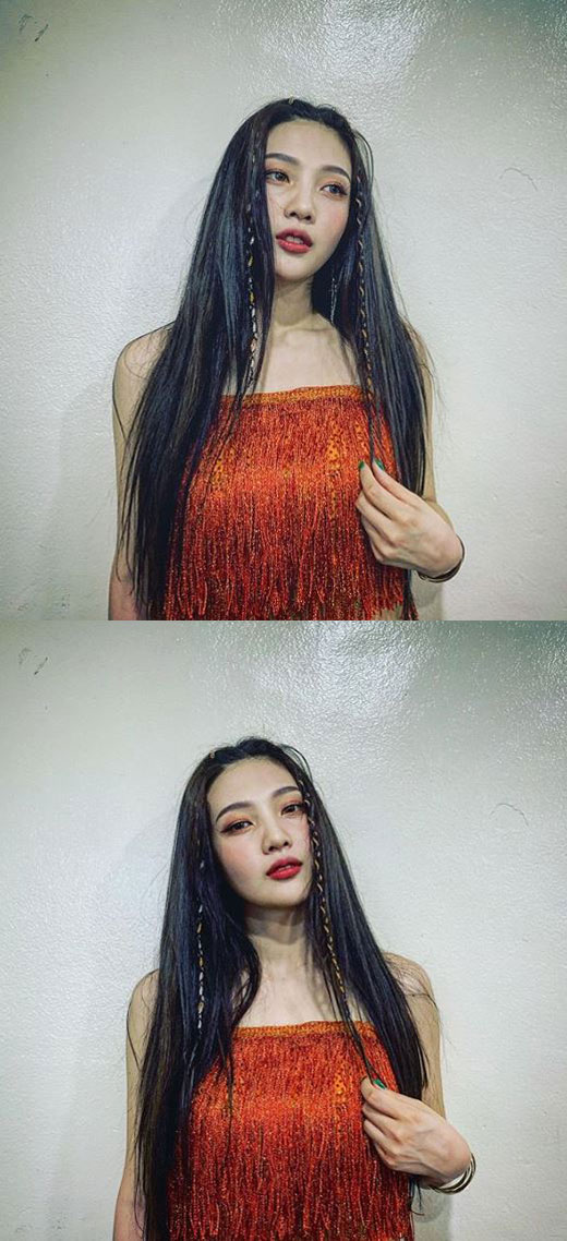 Joy, a member of the girl group Red Velvet, boasted an inextricable beauty.Joy posted a number of photos on his personal Instagram account on Sunday, with the caption Zimzalabim in which Joy poses fatally in a glamorous stage costume.The clear features that seemed to penetrate the screen attracted attention.The netizens who watched this left praise such as always cheer, swimming is legend this time and beauty of queen.Meanwhile, Joys group Red Velvet made a surprise comeback on the 19th with the release of their new song Zimzalabim.