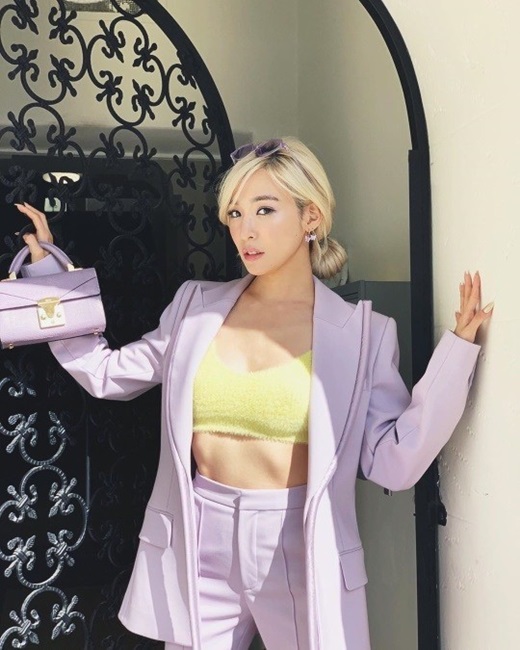 Singer Tiffany from the group Girls Generation has revealed her current situation.Tiffany posted a picture on her instagram on the 24th and announced her current situation.In the photo, Tiffany posed provocatively in a bra top in her suit, especially her solid bronze abs.Meanwhile, Tiffany released a new digital single, Runaway Korean remix version, on the 31st of last month.